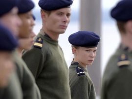 Девушка в зеленом берете