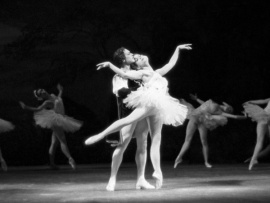 Майя Плисецкая и Александр Богатырев в балете П.И. Чайковского Лебединое озеро. К 100-летию со дня рождения Майи Плисецкой