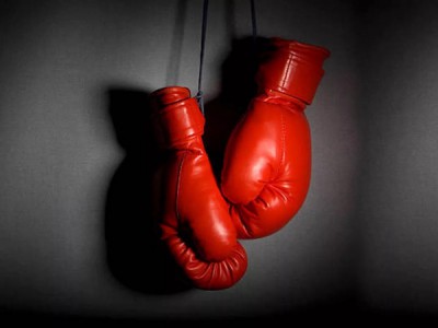 8-раундовый бой в полулегком весе. До 57,2 кг