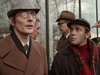 По улицам комод водили...