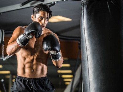 8-раундовый бой в супертяжелом весе. Свыше 90,7 кг