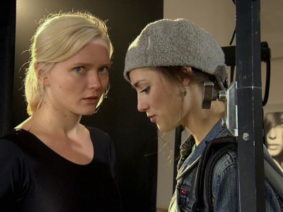 А снег кружит