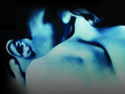 Лаура улыбается