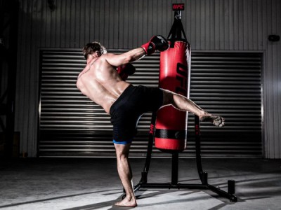 10-раундовый бой в полулегком весе (до 57,2 кг) за вакантный титул WBA Continental