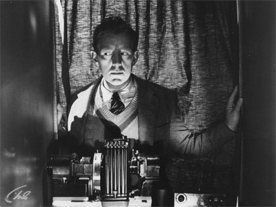 Человек в белом костюме