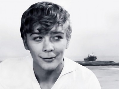 А пароходы гудят и уходят...