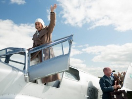 Джин — первая в мире женщина-пилот