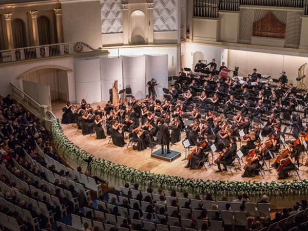 Моцарт, Чайковский Российский национальный молодёжный симфонический оркестр Дирижёр — Валентин Урюпин Элисо Вирсаладзе (фортепиано)