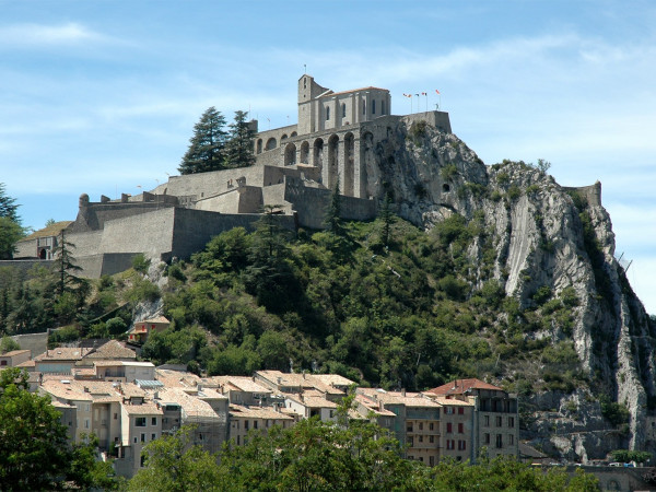 Крепость в Провансе — в единении со скалой