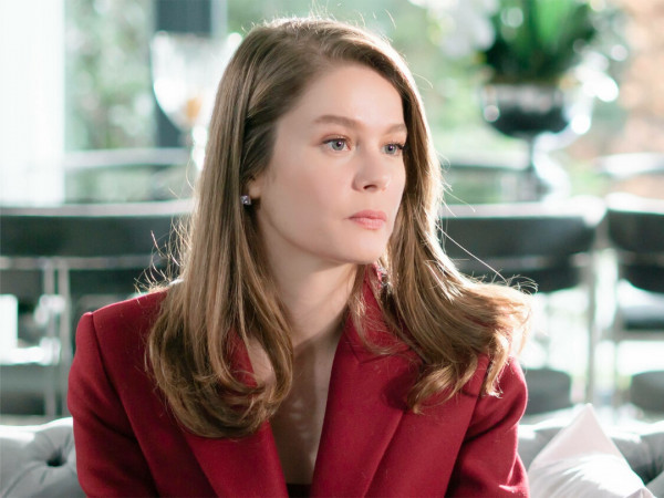 Девушка за стеклом