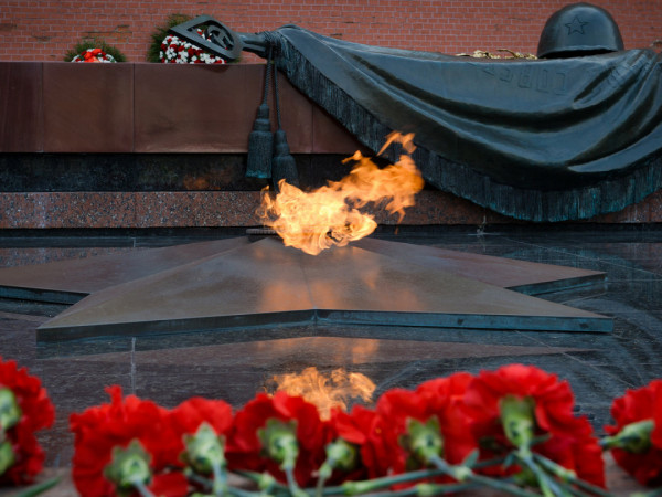 Светлой памяти павших в борьбе против фашизма. Минута молчания