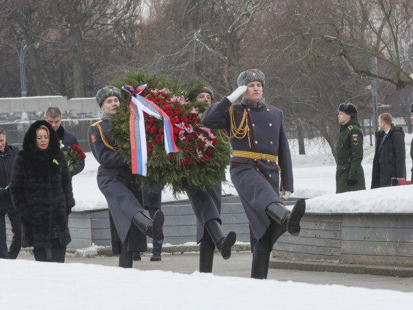 Торжественно-траурная церемония возложения венков и цветов, посвящённая 82-й годовщине полного освобождения Ленинграда от фашистской блокады. Прямая трансляция с Пискарёвского мемориального кладбища