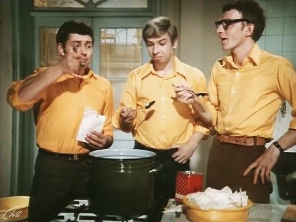 Жили три холостяка