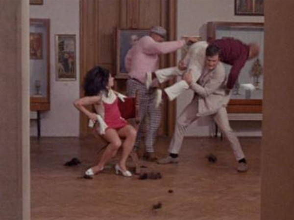 Лев готовится к прыжку (2)