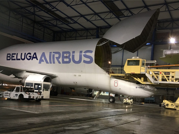 Опасная транспортировка: самолёты на дороге