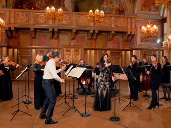 Антонио Вивальди. Арии из опер и скрипичные концерты. Оркестр Le concert de la loge. Дирижёр Жюльен Шовен (скрипка). Солистка Эмёке Барат (сопрано)