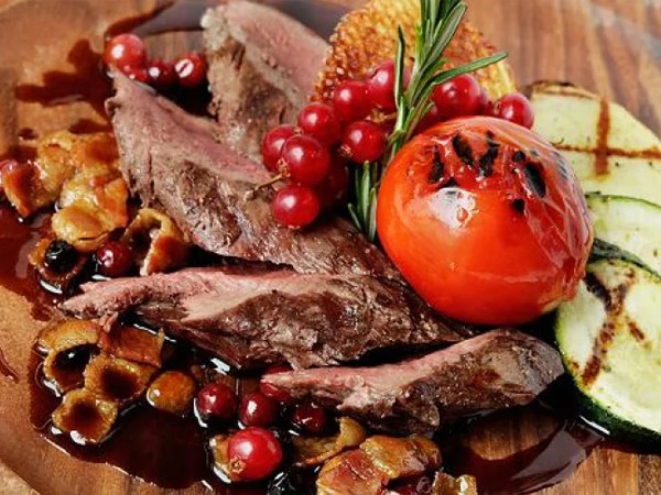 Оленина и крольчатина с овощами на гриле