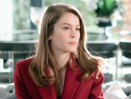 Девушка за стеклом