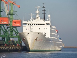 Человек и пароход