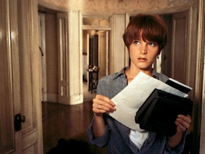 Одинокая белая женщина