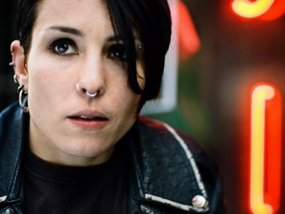 Девушка с татуировкой дракона