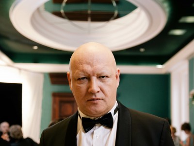 Сквозь чёрное стекло