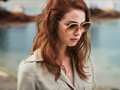 Дама в очках и с ружьем в автомобиле