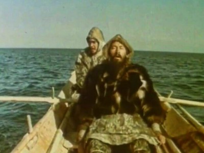 Пегий пёс, бегущий краем моря