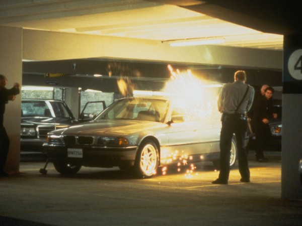 Завтра не умрёт никогда (2)