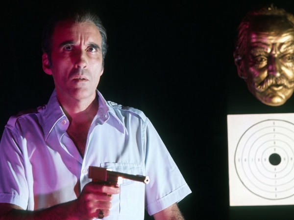 Человек с золотым пистолетом (2)