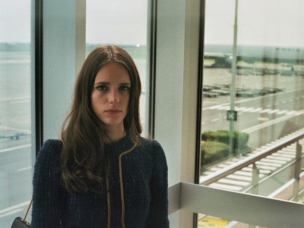 Дама в очках и с ружьем в автомобиле (4)