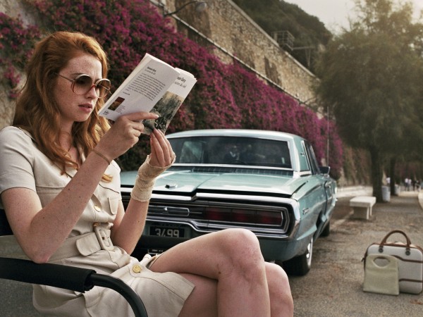 Дама в очках и с ружьем в автомобиле (2)