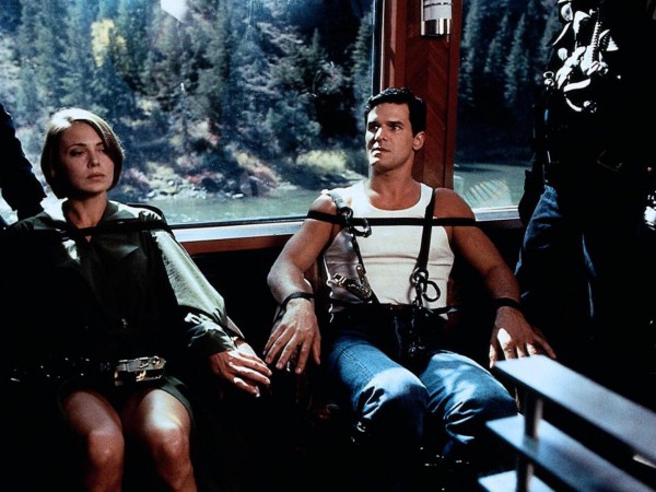 В осаде 2: Тёмная территория (4)