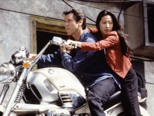 Завтра не умрёт никогда (5)