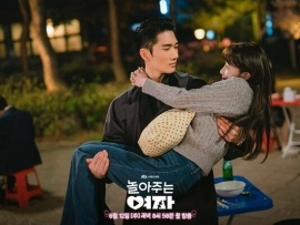 Девушка, которая любит играть (4)