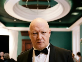 Сквозь черное стекло