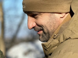 За лентой